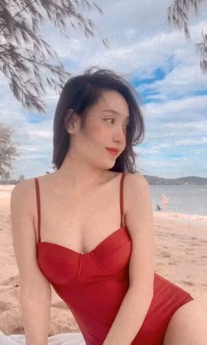 Mặc thiết kế bikini nhỏ xíu, bạn gái thủ môn U23 Việt Nam khoe khéo phần eo thắt rõ nét.