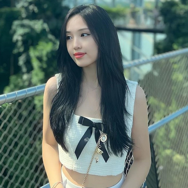 Hà Dương sở hữu gương mặt khả ái, dáng dấp quyến rũ. Chẳng những có ngoại hình xinh đẹp, cô nàng còn gây ấn tượng với học thức đáng nể.