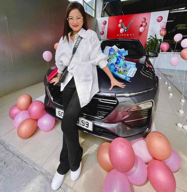 Vú em Thiên Kim là người trẻ nhất trong số các bà vú của gia đình Đoàn Di Băng. Cô sở hữu ngoại hình xinh xắn, phong cách ăn mặc trẻ trung, sành điệu chẳng khác gì bà chủ.