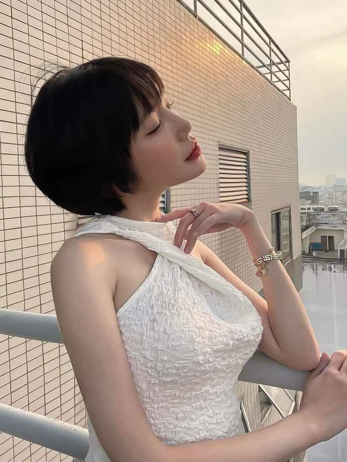 Mới đây nhất, hot girl Elly Trần khiến "cõi mạng" dậy sóng khi thay đổi hình tượng, đồng thời tự nhận mình có phần đẹp trai.