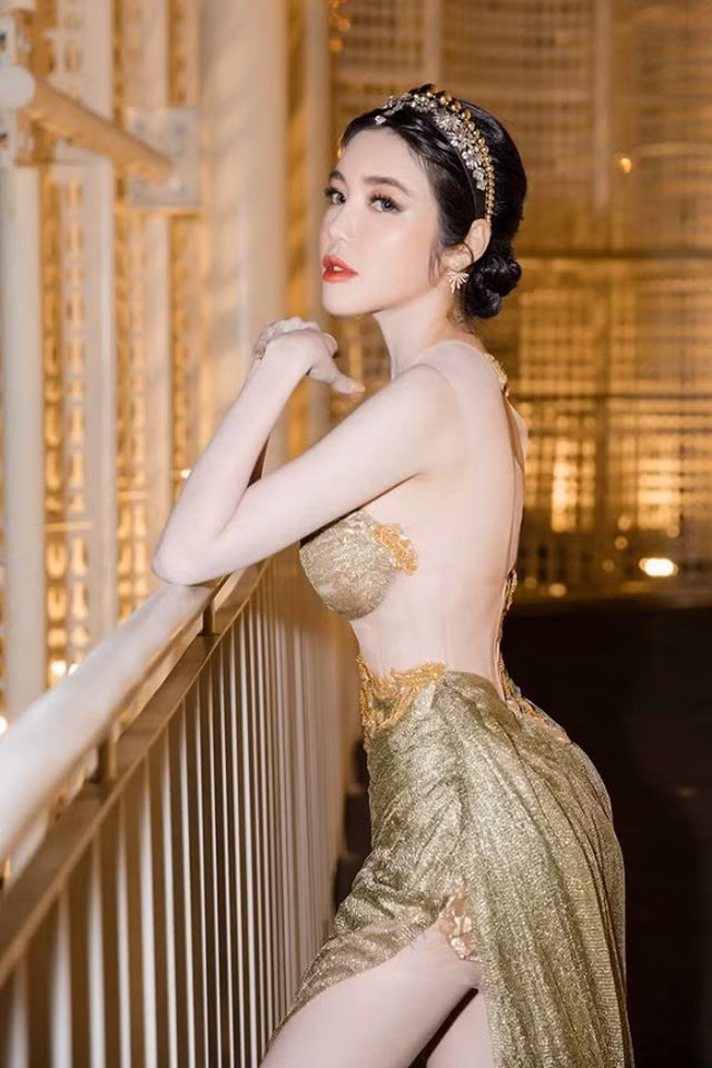 Nếu cậu bé Alfie Túc Mạch ngày càng điển trai, bụ bẫm thì cô chị Cadie Mộc Trà cũng không kém cạnh khi ra dáng "người mẫu", sở hữu khuôn mặt cực kỳ đáng yêu.