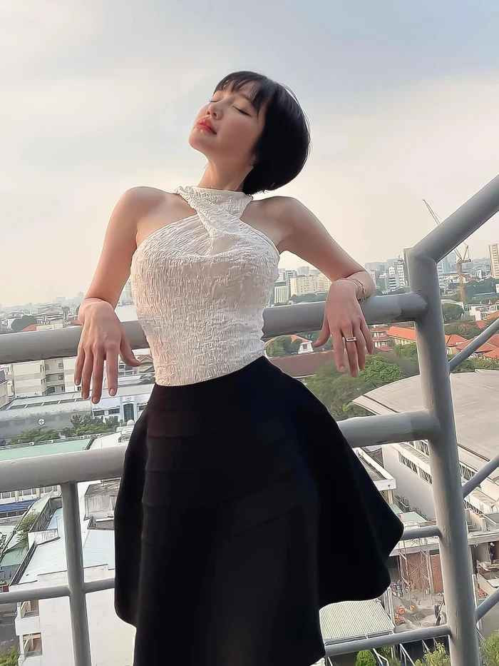 Theo đó, hot mom Elly Trần cắt tóc ngắn, thả dáng với trang phục kín đáo nhưng vẫn khoe trọn được đường cong hoàn hảo.