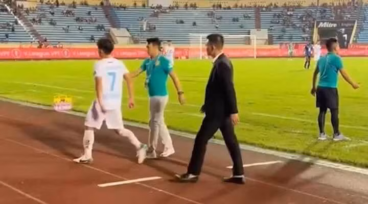 Hong Duy noi gi sau khi tu choi bat tay HLV Thep xanh Nam Dinh?