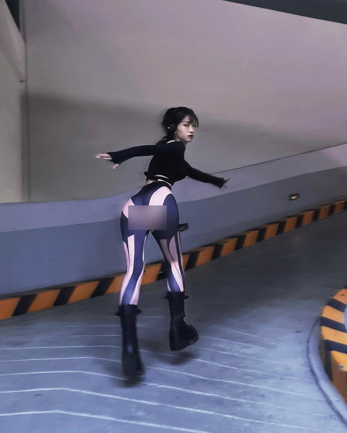 Tuy nhiên, thời gian gần đây, đặc biệt là sau khi tham gia các cuộc thi nhan sắc, Lê Bống đã tiết chế lại cách ăn mặc.