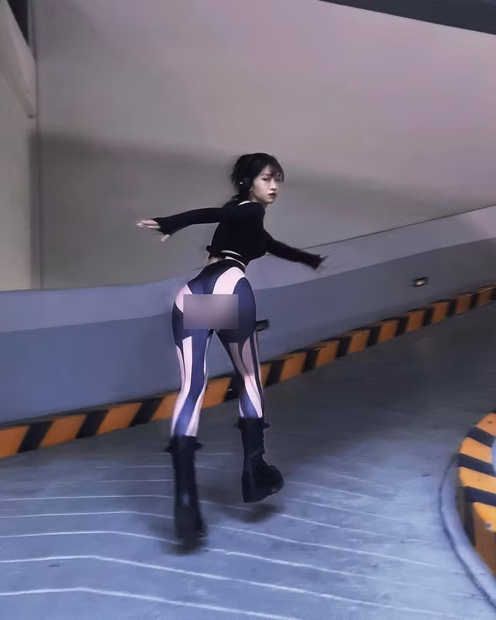 Tuy nhiên, thời gian gần đây, đặc biệt là sau khi tham gia các cuộc thi nhan sắc, Lê Bống đã tiết chế lại cách ăn mặc.