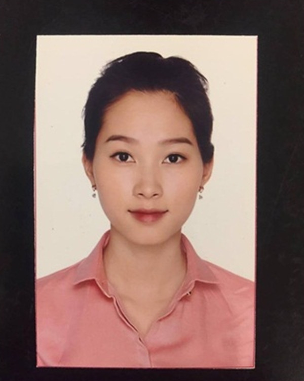 Không hổ danh là hoa hậu của các hoa hậu, Đặng Thu Thảo dù ngoài đời hay trong ảnh thẻ thì vẫn lung linh vô cùng và nét dịu dàng thì chưa bao giờ biến mất.