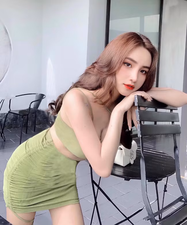 Vân Anh được biết đến nhờ gương mặt đẹp và vóc dáng nóng bỏng. Cô sở hữu body nuột nà với số đo 83-67-87 (cm).