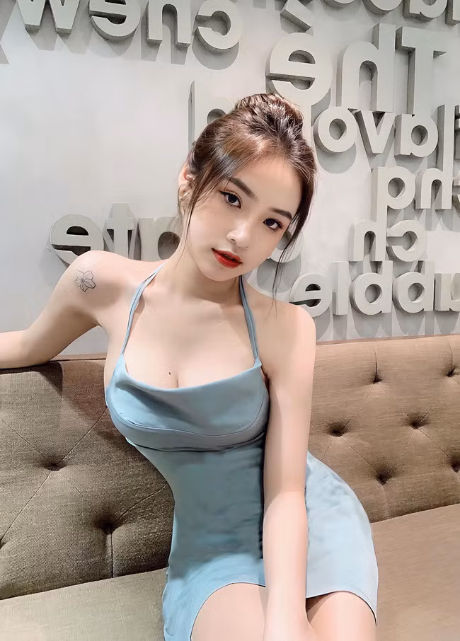 Vân Anh (20 tuổi, quê Buôn Ma Thuột) hiện là nữ sinh ngành Quản trị khách sạn, trường Đại học Hutech, TP HCM. Cô nàng là gương mặt nổi đình đám trên Instagram.