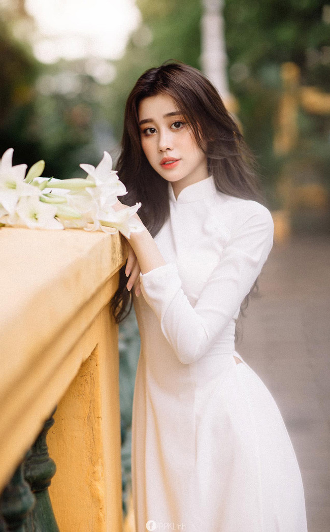 Trong vai trò người mẫu ảnh, Bích Hằng có nhiều bộ ảnh nghệ thuật đẹp lung linh, thu hút sự quan tâm của báo đài, truyền thông.