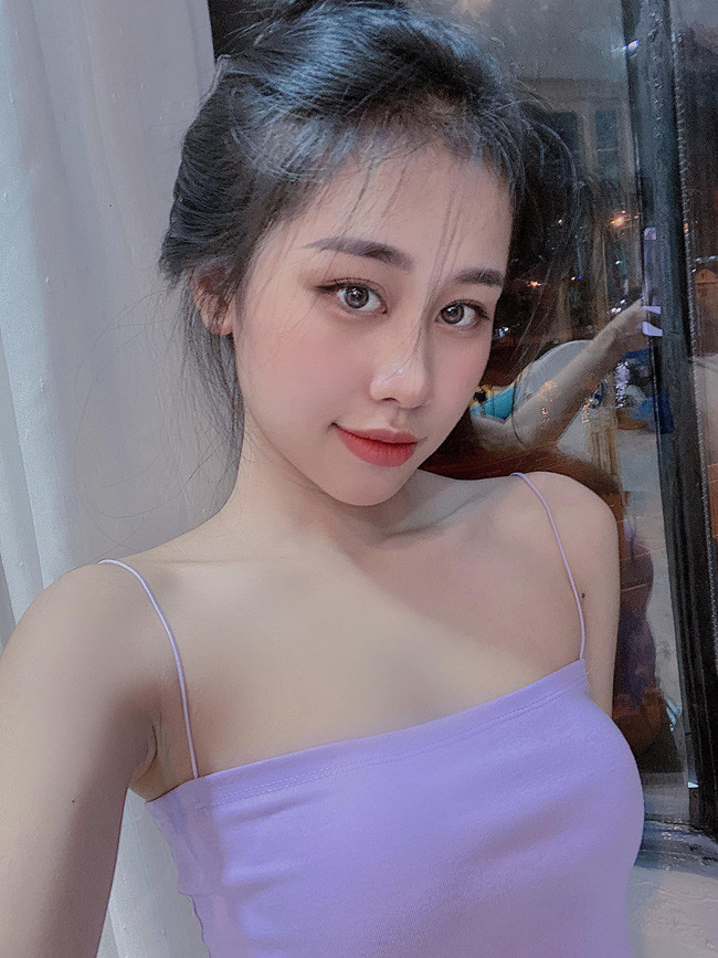 Lê Thị Bích Hằng (sinh năm 2000), hiện gái xinh này là sinh viên năm 3 ngành Quản trị Khách sạn, trường Đại học Nguyễn Tất Thành (TP.HCM).