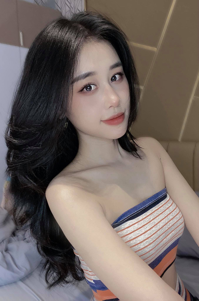 Bích Hằng nổi tiếng nhờ sở hữu vẻ đẹp ngọt ngào, vóc dáng gợi cảm. Trong thời gian đi học, ngoài thời gian lên giảng đường, hot girl này còn là người mẫu ảnh tự do.