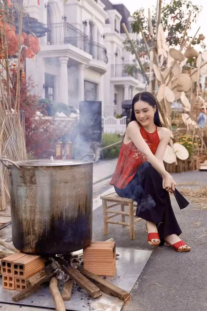 Làn da trắng sứ, mịn màng không còn nữa mà để lộ một chút khuyết điểm ở phần trán. Ngoài ra những đường nét thanh thoát của Đoàn Di Băng trong ảnh "sống ảo" cũng không còn rõ nét.