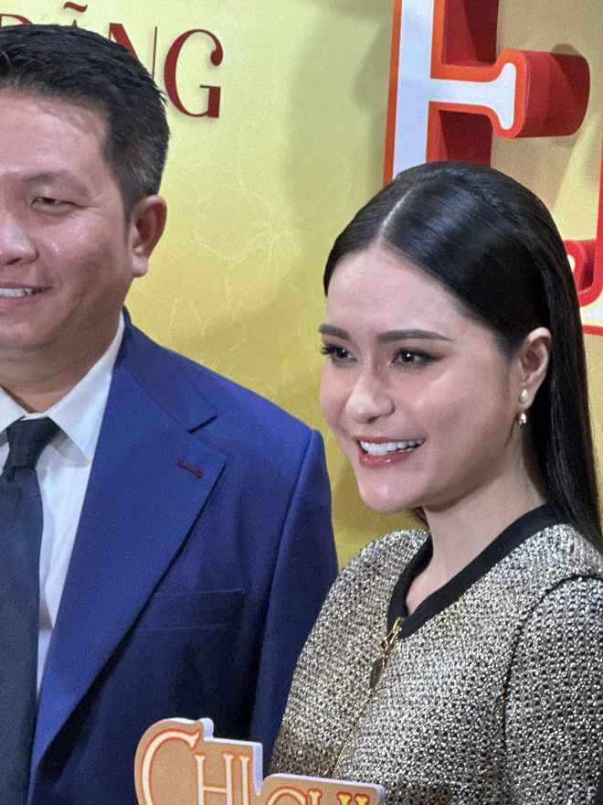 Mới đây, "nữ đại gia quận 7" tiếp tục phải đối mặt với “ải” camera thường khi cùng ông xã Nguyễn Quốc Vũ có mặt tại thảm đỏ phim Chị Chị Em Em 2.