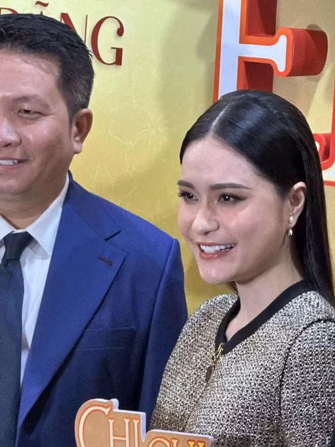 Mới đây, "nữ đại gia quận 7" tiếp tục phải đối mặt với “ải” camera thường khi cùng ông xã Nguyễn Quốc Vũ có mặt tại thảm đỏ phim Chị Chị Em Em 2.