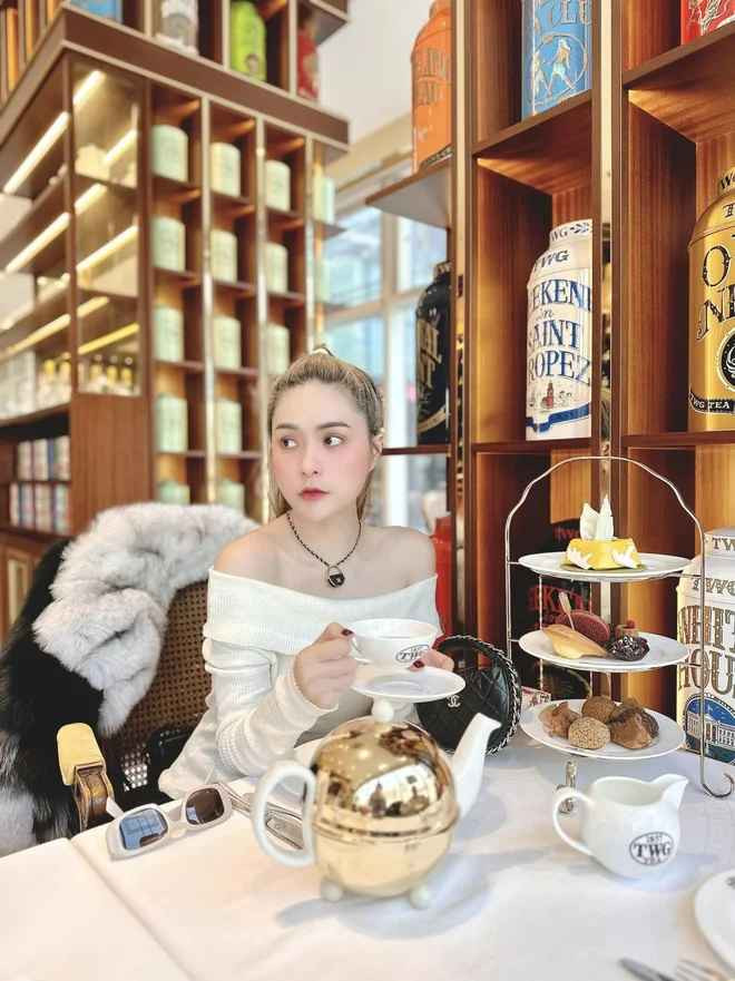 Phải thừa nhận nếu so sánh với những khoảnh khắc qua app chỉnh ảnh, trông nữ đại gia qua camera thường kém sắc một chút xíu.