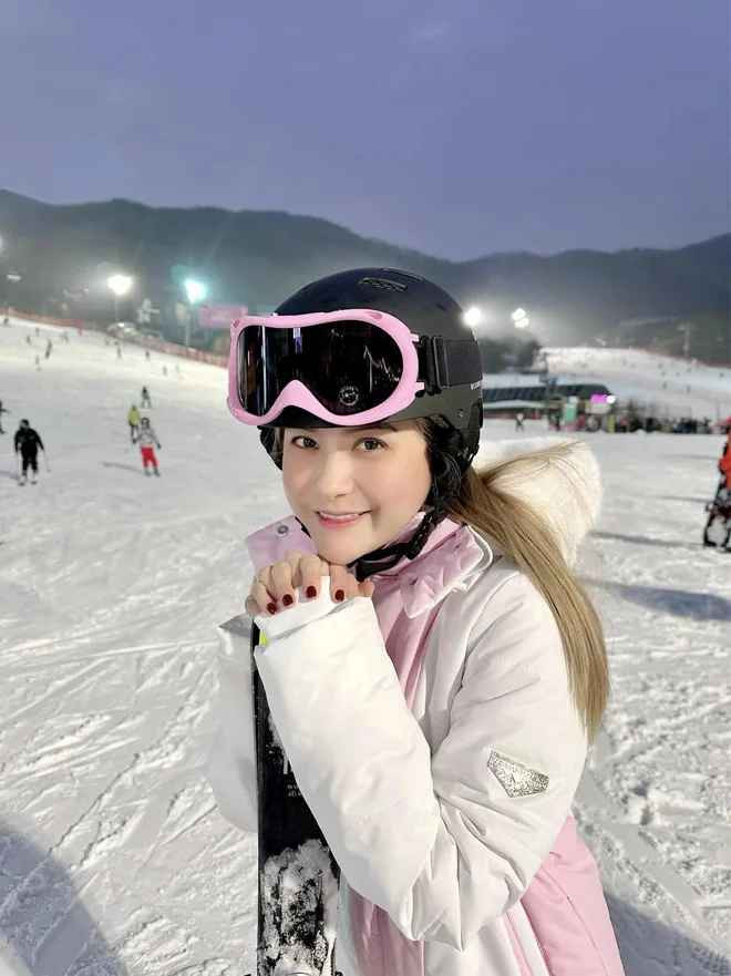 Tuy nhiên con gái ai cũng muốn trở nên xinh đẹp, rạng rỡ hơn trong ảnh đăng lên MXH nên việc nữ đại gia có chỉnh ảnh một chút là hoàn toàn dễ hiểu.