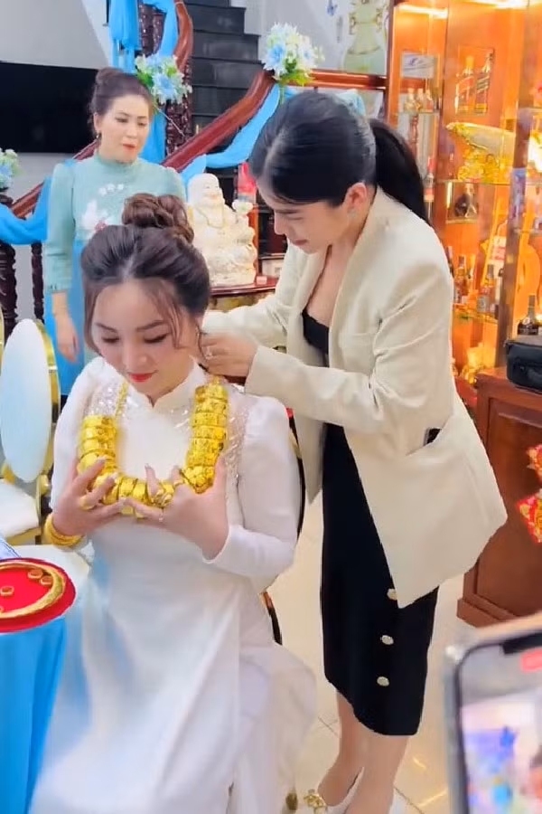 Theo lời kể của cô dâu, chị Như và chồng đã quen nhau được 4 năm. Cũng chính hai bên gia đình là cầu nối để anh chị quen biết và tìm hiểu nhau. Sau một khoảng thời gian, cả hai cảm thấy có sự đồng điệu về tâm hồn cũng như muốn gắn kết lâu dài nên đã quyết định nên duyên vợ chồng.