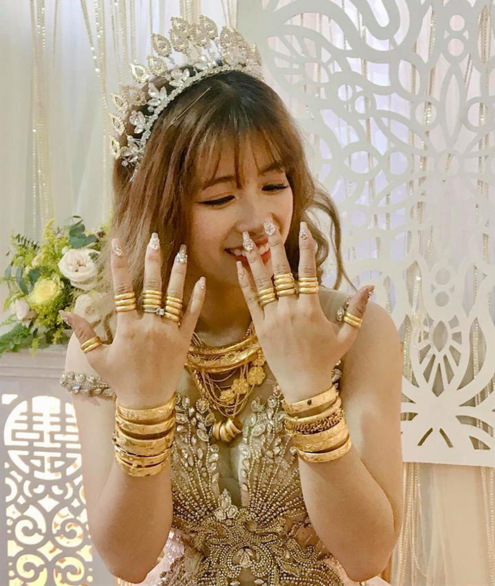 Hình ảnh những cô dâu đeo vàng đỏ người trong ngày cưới không còn hiếm. Đặc biệt là những đám cưới ở miền Tây khi vàng là thứ được đem ra để gia đình, bạn bè tặng những cặp đôi trong ngày cưới.