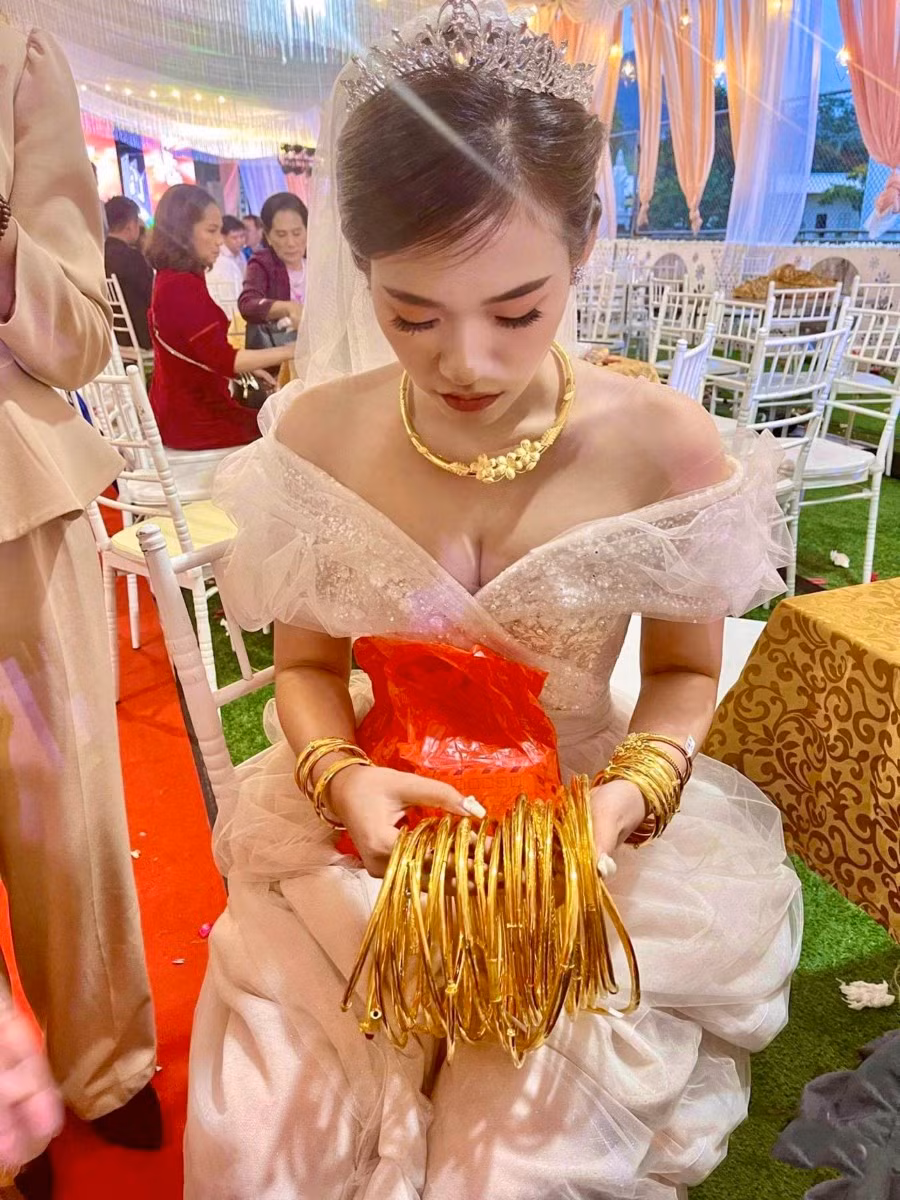 Cô dâu về nhà chồng thường được ông bà, họ hàng và bạn bè trao tặng vàng để thể hiện tình yêu thương, là chút tấm lòng gửi gắm mong rằng đôi vợ chồng sẽ có cuộc sống sung túc sau này.