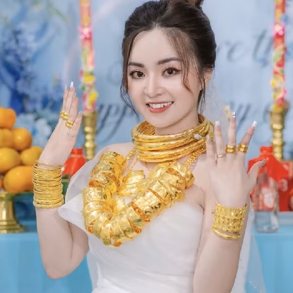 Chị Như hạnh phúc chia sẻ: “Mình cũng vui vì mọi người bình luận 'xin vía' và chúc phúc cho gia đình mình. Nhưng hơn cả, ngày mình lấy chồng, vợ chồng mình được nhận số tài sản lớn như vậy thì mình cũng hạnh phúc, vì cha mẹ rất thương vợ chồng mình. Tụi mình không biết nói gì hơn ngoài lời cảm ơn tới cha mẹ, cô bác 2 bên”.