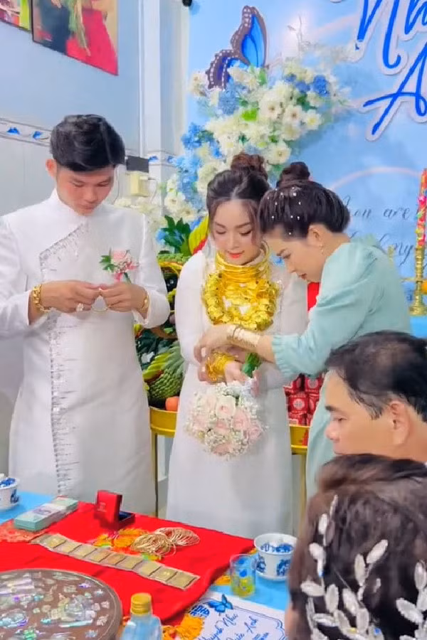 Anh Trí thông tin thêm rằng cô dâu chú rể được cha mẹ 2 bên tặng rất nhiều vàng, bao gồm vòng cổ, lắc tay, nhẫn, vàng miếng, chủ yếu được cô dâu diện hết lên người. Ngoài khoảng 50 cây vàng ra thì cô dâu còn được trao tặng tiền mặt và kim cương.