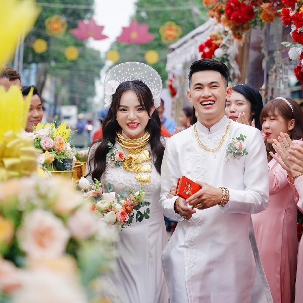 Không chỉ có vàng, tiền mặt như các đám cưới khác, trong lễ thành hôn của cặp đôi, cha mẹ cô dâu còn chuẩn bị 2 cuốn sổ hổng. Hơn nữa, trong đó có 1 căn nhà trị giá 18 tỷ đồng và 1 mảnh đất. Đồng thời cha mẹ ruột còn tặng riêng cho con gái 1 chiếc xế hộp đắt tiền.