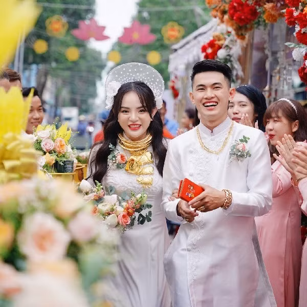 Không chỉ có vàng, tiền mặt như các đám cưới khác, trong lễ thành hôn của cặp đôi, cha mẹ cô dâu còn chuẩn bị 2 cuốn sổ hổng. Hơn nữa, trong đó có 1 căn nhà trị giá 18 tỷ đồng và 1 mảnh đất. Đồng thời cha mẹ ruột còn tặng riêng cho con gái 1 chiếc xế hộp đắt tiền.