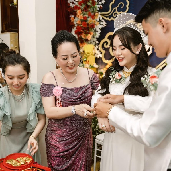 Chị Thảo Vy cảm động nói: “Tôi may mắn khi mẹ cho tôi tất cả hành trang, mẹ đã cho tôi công việc, cơ sở kinh doanh trước khi lấy chồng rồi nên những gì được mẹ cho thêm trong đám cưới chúng tôi sẽ cất như một khoản để dành, làm vốn kinh doanh khi cần”, báo Thanh Niên dẫn lời cô dâu.