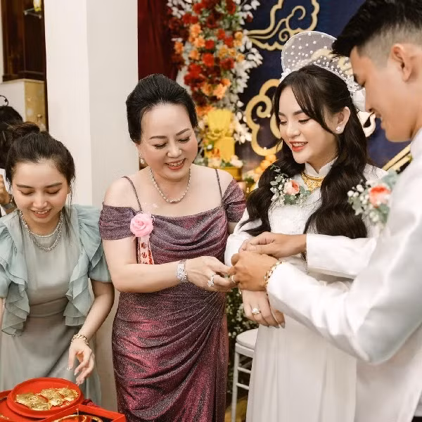 Chị Thảo Vy cảm động nói: “Tôi may mắn khi mẹ cho tôi tất cả hành trang, mẹ đã cho tôi công việc, cơ sở kinh doanh trước khi lấy chồng rồi nên những gì được mẹ cho thêm trong đám cưới chúng tôi sẽ cất như một khoản để dành, làm vốn kinh doanh khi cần”, báo Thanh Niên dẫn lời cô dâu.