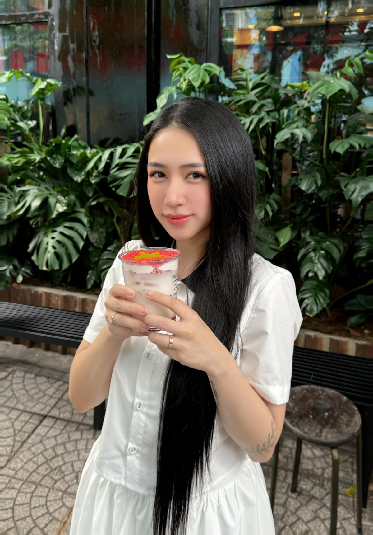 Ở tuổi 25, Joyce Phạm có cuộc sống sang chảnh, giàu có khi ở biệt thự, đi siêu xe, sở hữu bộ sưu tập đồ hiệu đắt đỏ. Trên mạng xã hội, cô thường xuyên khoe ảnh check-in nơi sang trọng, đi du lịch cùng chồng và các con.