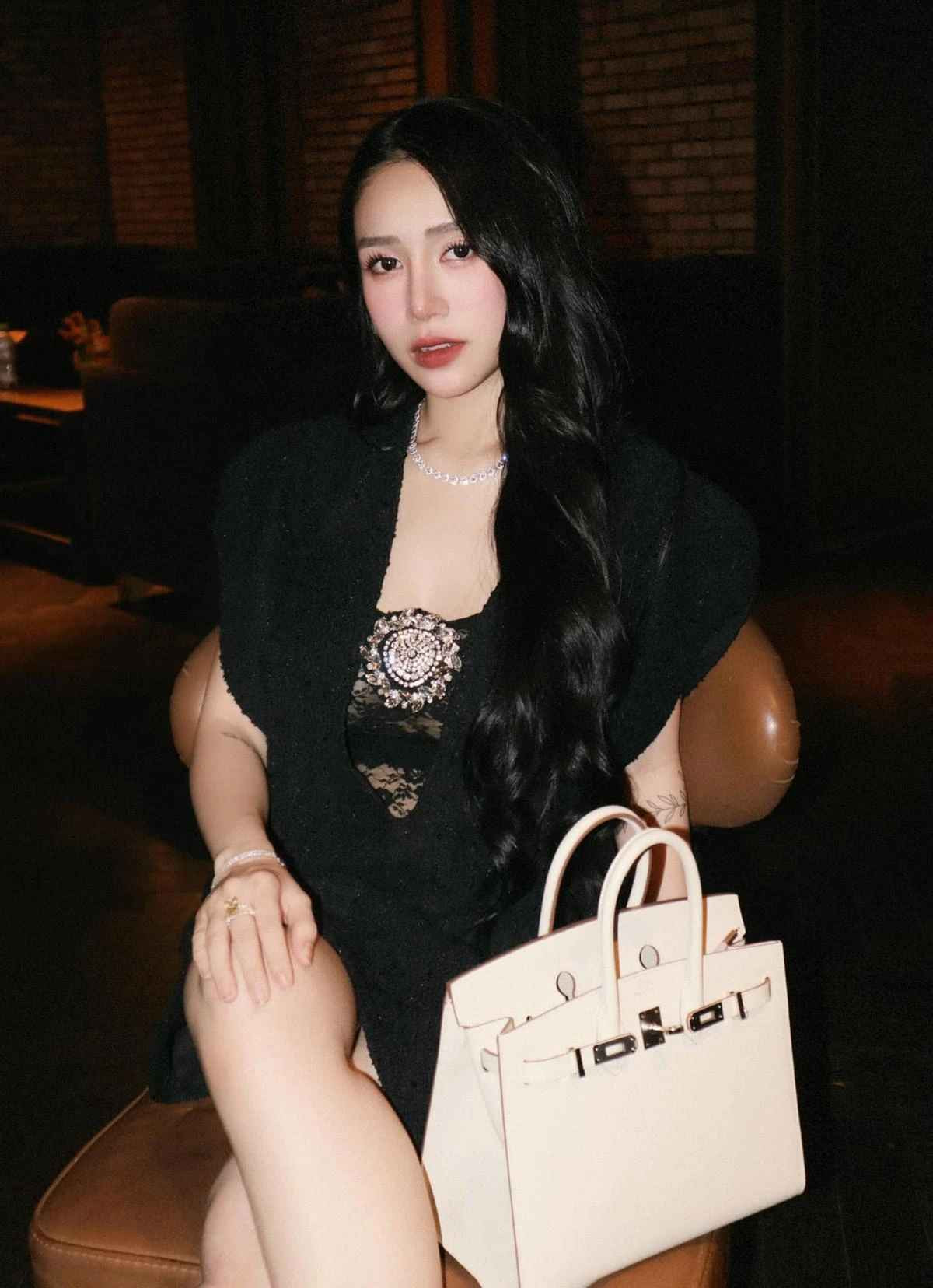 Nếu theo dõi Joyce Phạm trên các nền tảng mạng xã hội, dù đã là mẹ 3 con nhưng cô vẫn chăm chỉ diện các trang phục cắt xẻ, hở bạo để khoe trọn vóc dáng mảnh mai, thon gọn.