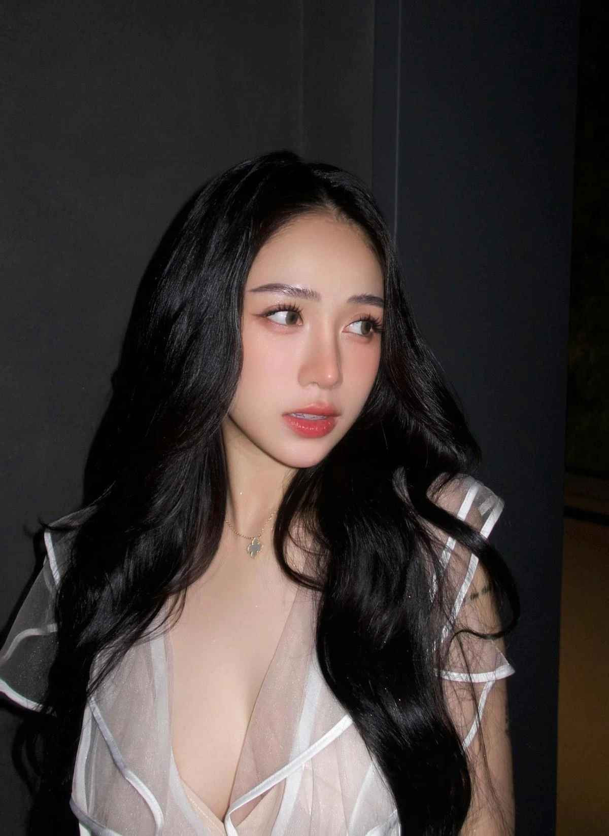 Mới đây nhất, Joyce Phạm đăng tải loạt ảnh diện váy voan xuyên thấu, khoe trọn đôi gò bồng đảo căng tràn.