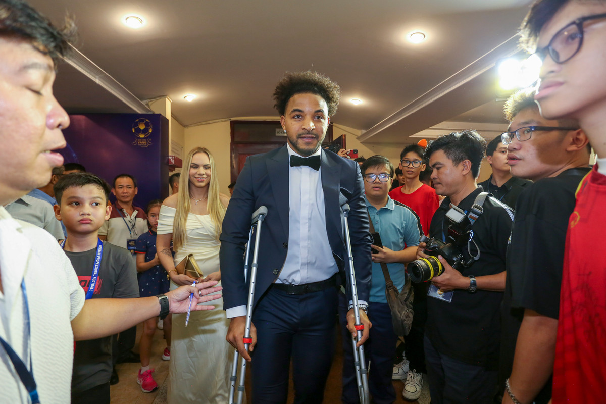 Tiền đạo Xuân Son phải chống nạng để di chuyển do chấn thương gãy chân từ AFF Cup 2024.