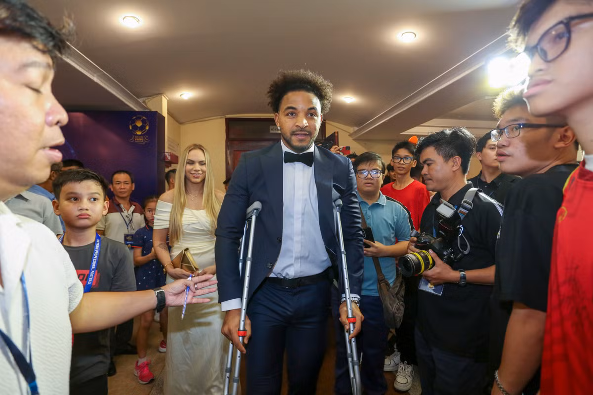 Tiền đạo Xuân Son phải chống nạng để di chuyển do chấn thương gãy chân từ AFF Cup 2024.