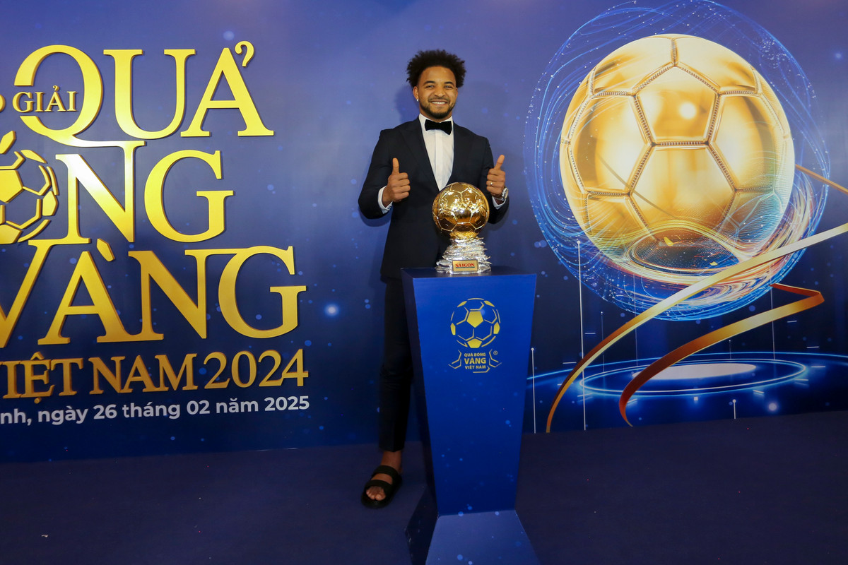 Khoảnh khắc Xuân Son rạng rỡ chuẩn bị nhận danh hiệu ghi nhận những đóng góp