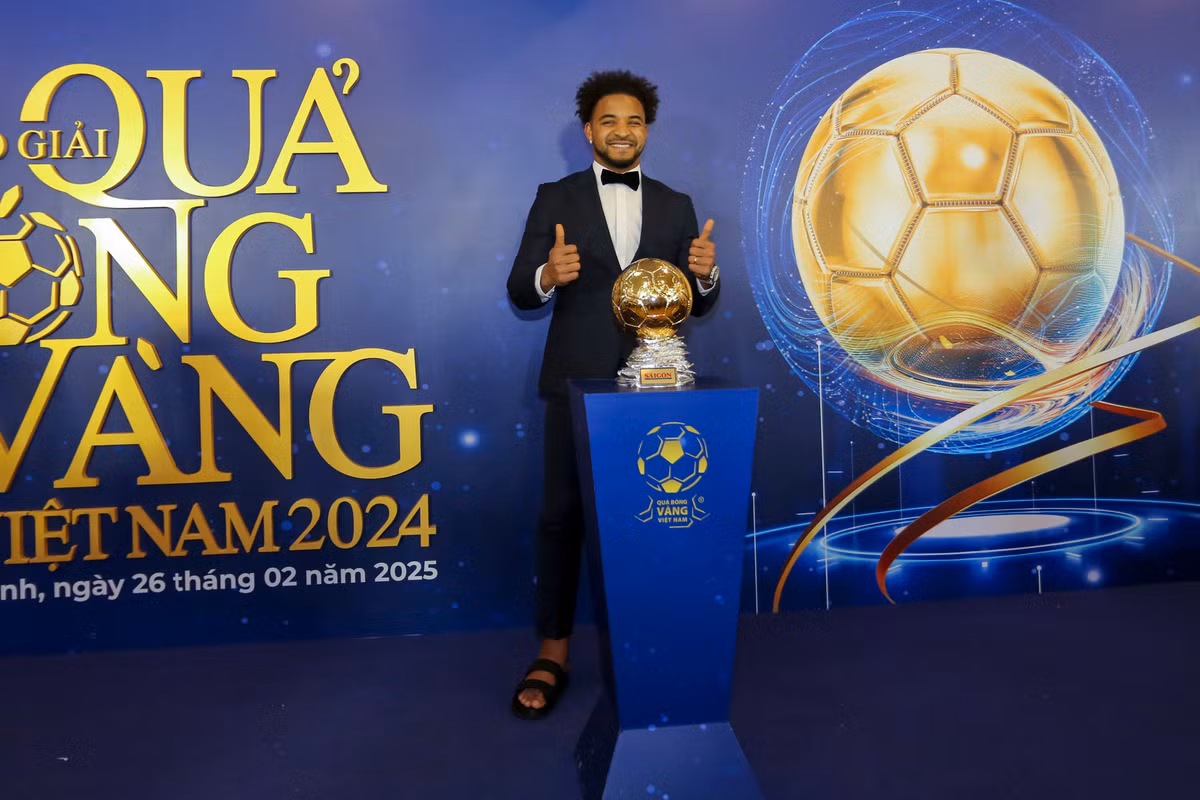 Khoảnh khắc Xuân Son rạng rỡ chuẩn bị nhận danh hiệu ghi nhận những đóng góp