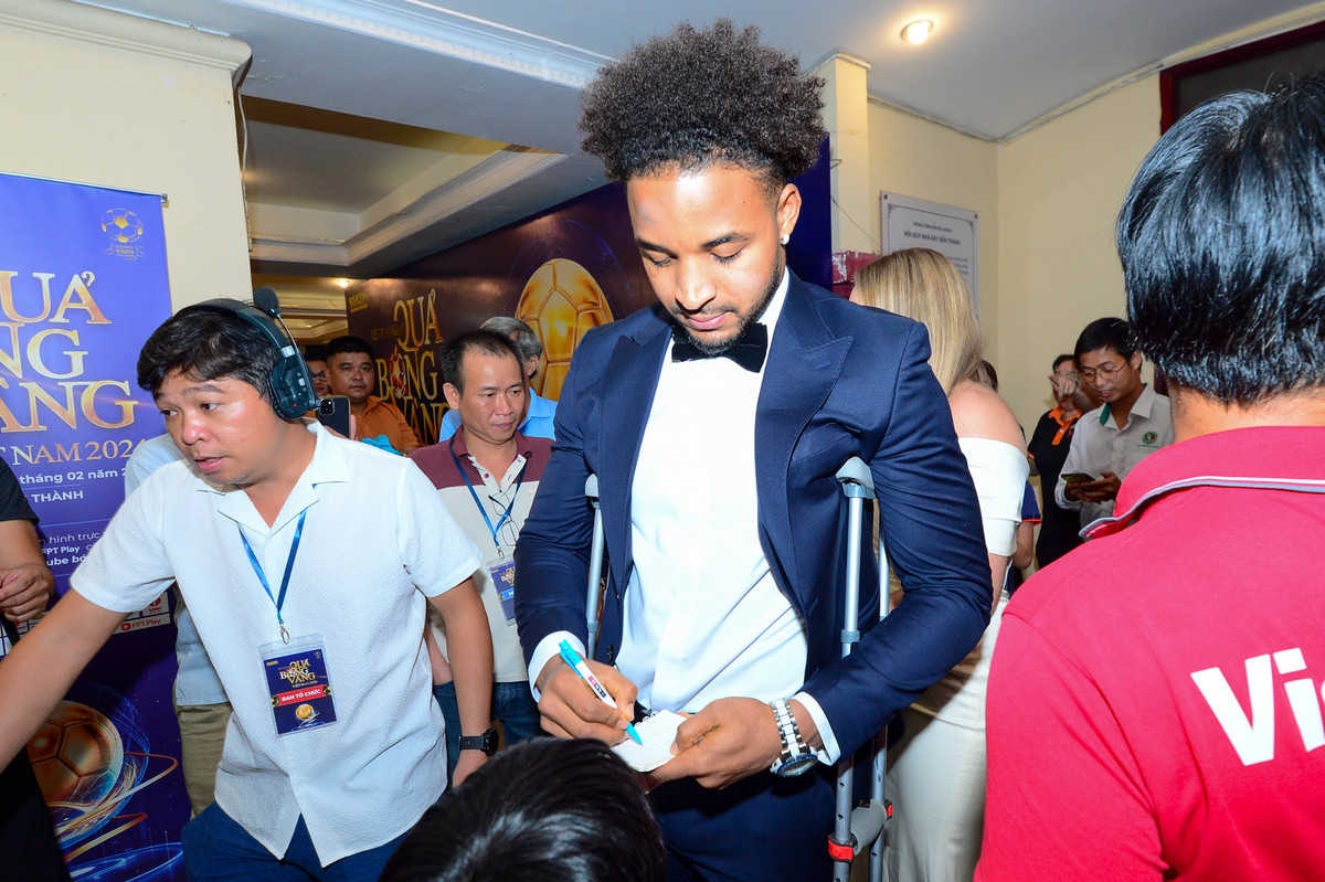 Xuân Son tranh thủ kí tặng NHM.