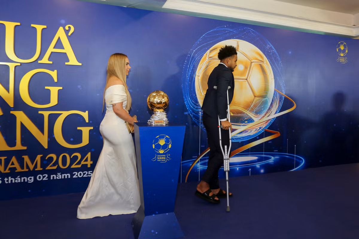 Xuân Son không thể đi giày vì chấn thương, anh đã có một năm cống hiến cho bóng đá Việt Nam.