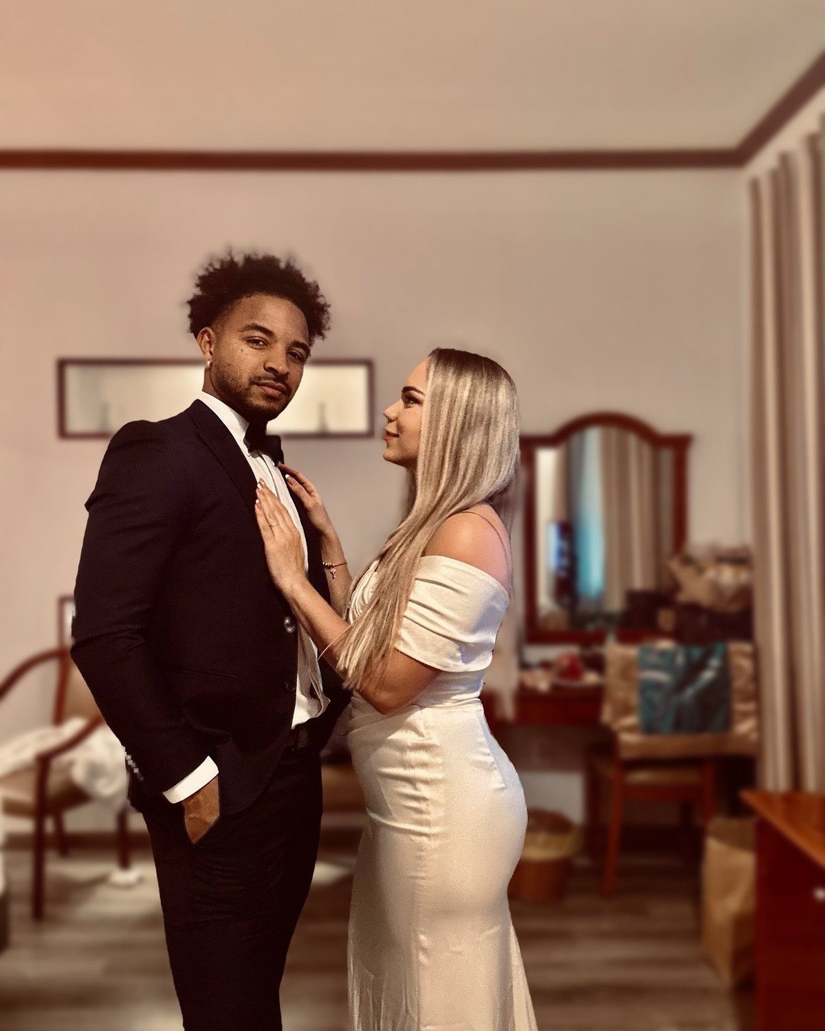 Trước đó trên trang cá nhân, Xuân Son cùng bà xã đã khoe bức ảnh "lên đồ" trước thềm Gala QBV Việt Nam 2024