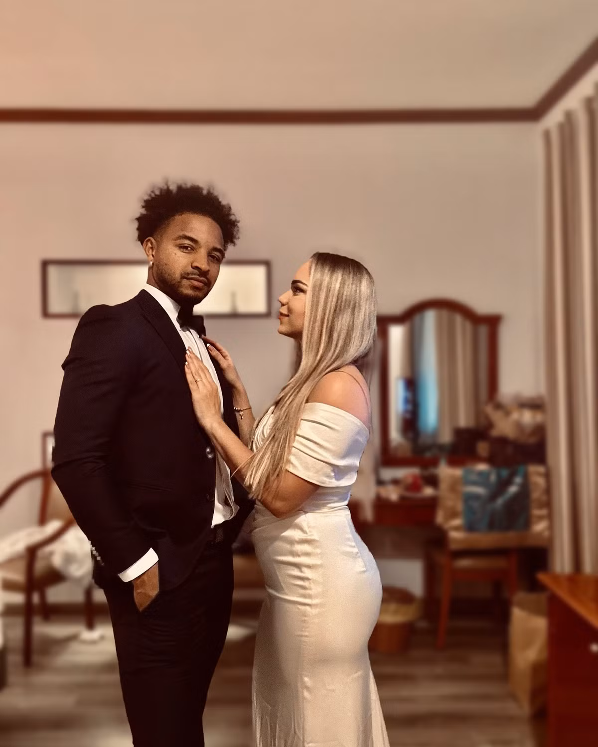 Trước đó trên trang cá nhân, Xuân Son cùng bà xã đã khoe bức ảnh "lên đồ" trước thềm Gala QBV Việt Nam 2024