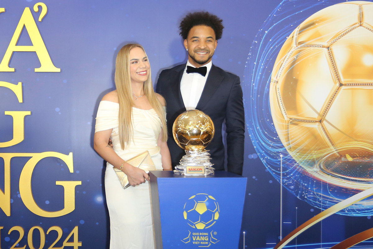 Tối 26/2, tại Gala trao giải Quả Bóng Vàng Việt Nam 2024 (QBV), Xuân Son đã cùng vợ xuất hiện trên thảm đỏ.