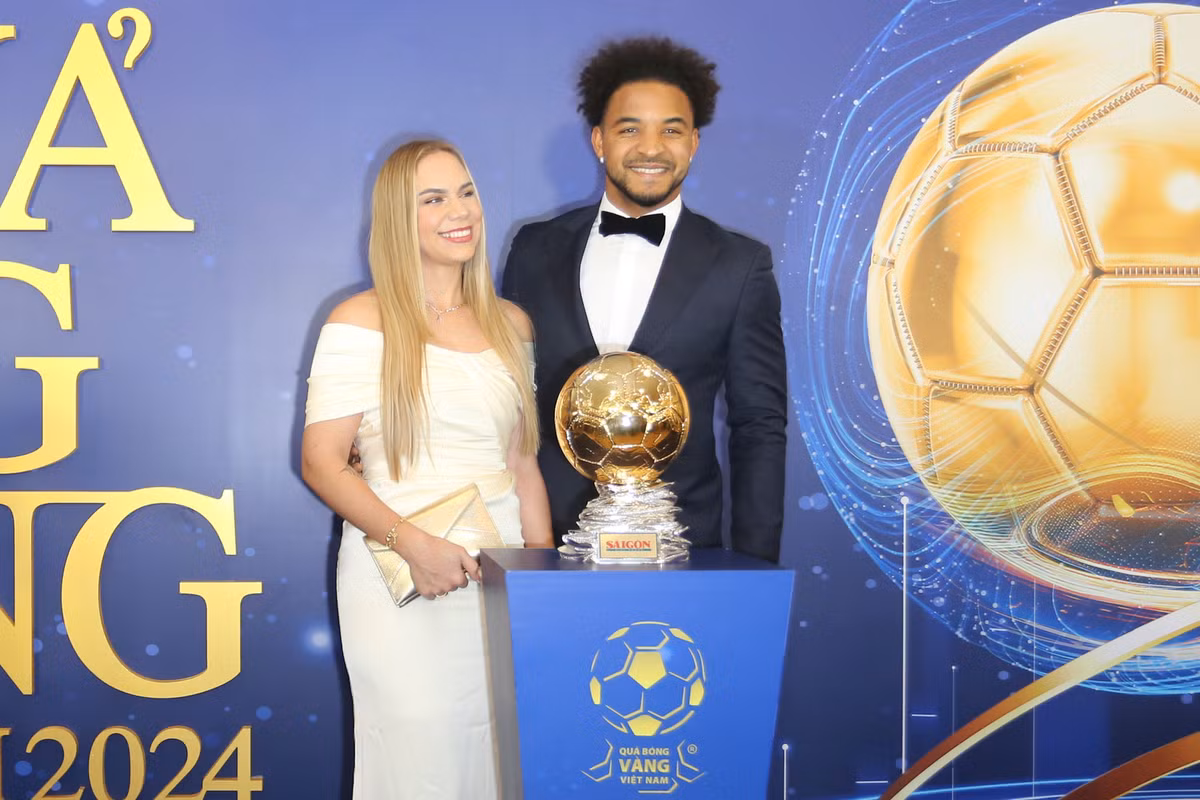 Tối 26/2, tại Gala trao giải Quả Bóng Vàng Việt Nam 2024 (QBV), Xuân Son đã cùng vợ xuất hiện trên thảm đỏ.