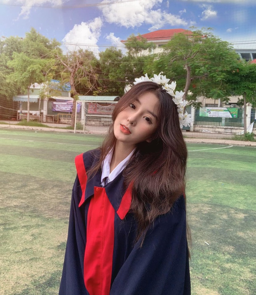 Dù đang đi học nhưng Ngọc Trân sở hữu lượng fan trên MXH không thua kém gì các nghệ sĩ hoạt động nghệ thuật.