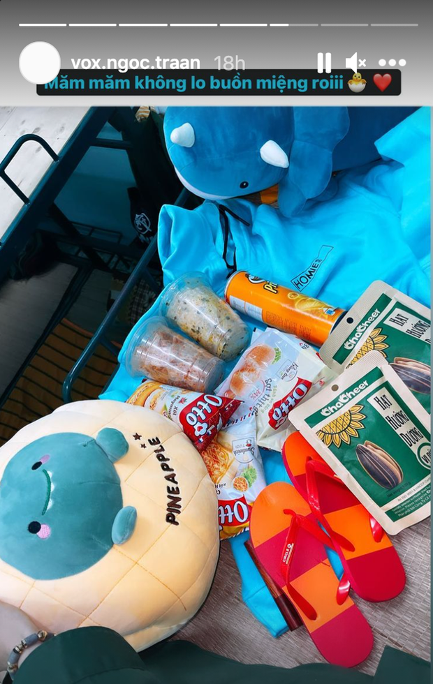 Chứng kiến những món đồ được Võ Ngọc Trân chuẩn bị cho kì học quân sự của mình, nhiều người bày tỏ sự thông cảm bởi con gái bây giờ ai mà chẳng có quy trình chăm sóc da chặt chẽ và luôn trông tươi tắn, xinh đẹp.