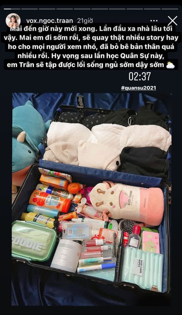 Cụ thể, trên dòng story mới nhất của mình, hot girl Võ Ngọc Trân khoe bức ảnh xếp cả núi đồ vào vali mang theo vào khu ký túc xá nhưng dòm kỹ dân tình thấy mắc cười vì nửa cái vali là đồ... skincare, make-up.