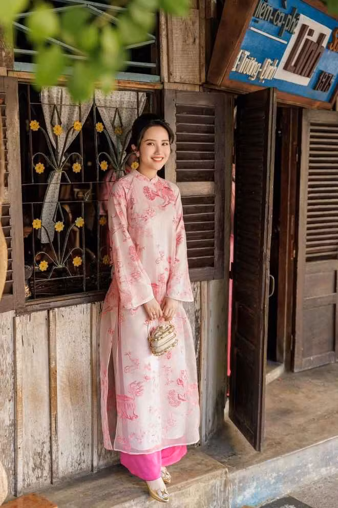 “Được hội chị em rủ rê đi chụp hình Tết giải ngố sau 1 tháng ở nhà hút sữa” - Primmy Trương viết.