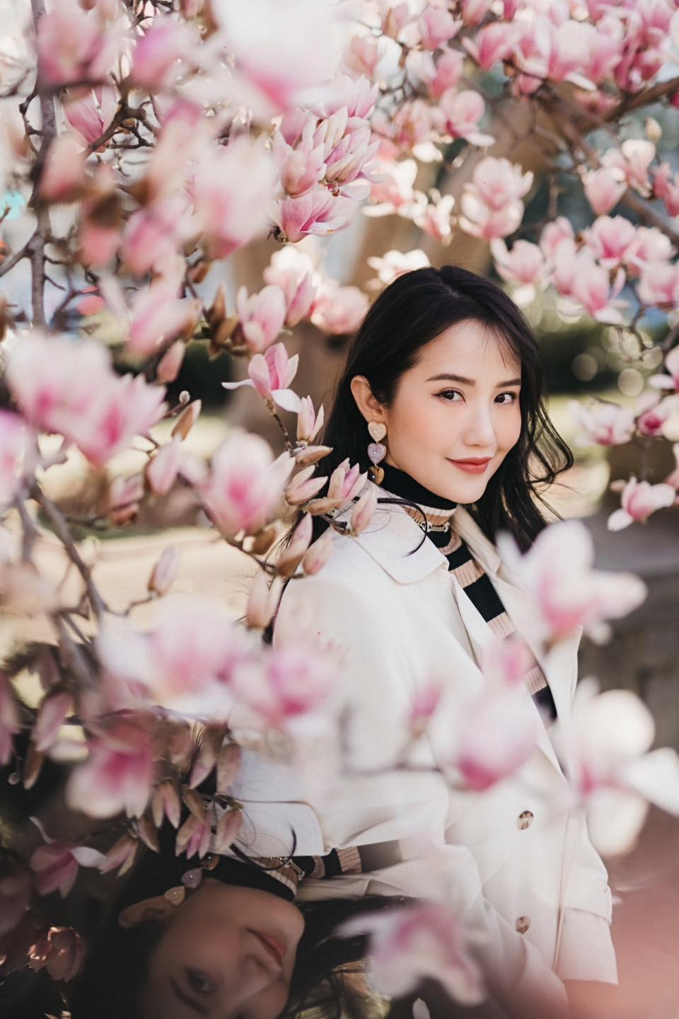 Đây cũng là lý do mà bạn bè, người thân và cư dân mạng để lại nhiều bình luận khen ngợi nhan sắc của Primmy Trương: “Nhìn không ai biết bỉm sữa luôn á chị”, “Ngày càng đẹp nè chị Thảo”, “Mẹ bỉm đẹp quá đi”, “Bạn này lấy chồng xong càng ngày càng đẹp luôn”,...