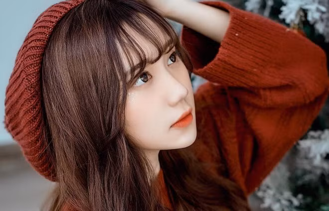 Mina Young là "cô giáo" xinh đẹp của "lớp học streamer" SBTC. Cô nàng thu hút với vẻ ngoài xinh đẹp, giọng hát ngọt ngào và kỹ năng chơi game của mình.