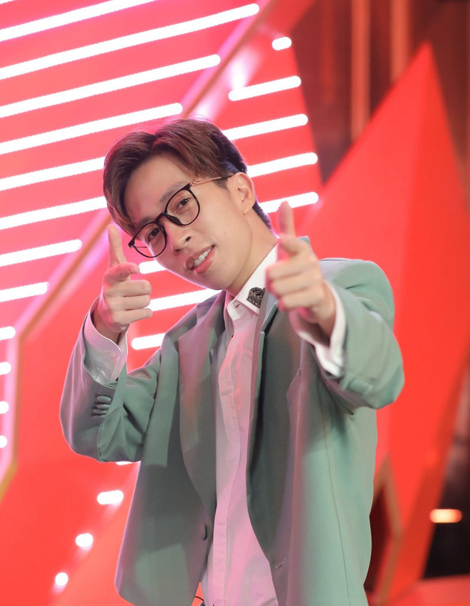 Sau những năm tháng du học, hot streamer ViruSs "bỏ túi" được bảng thành tích vô cùng đồ sộ như: Giành học bổng khóa học Piano tại Singapore năm lớp 10; Giành học bổng 6 tháng tại Hàn Quốc và đã tốt nghiệp khóa đào tạo âm nhạc do Công ty giải trí "SM TOWN" thực hiện năm lớp 12; Sáng tác ca khúc Chợ giành giải thưởng Ca khúc được yêu thích nhất tháng 12/2008; Giải nhất cuộc thi Piano tài năng trẻ POP và R&amp;B được tổ chức tại Hàn Quốc vào tháng 6/2007...