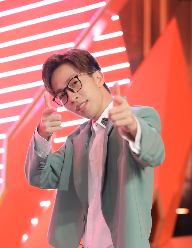 Sau những năm tháng du học, hot streamer ViruSs "bỏ túi" được bảng thành tích vô cùng đồ sộ như: Giành học bổng khóa học Piano tại Singapore năm lớp 10; Giành học bổng 6 tháng tại Hàn Quốc và đã tốt nghiệp khóa đào tạo âm nhạc do Công ty giải trí "SM TOWN" thực hiện năm lớp 12; Sáng tác ca khúc Chợ giành giải thưởng Ca khúc được yêu thích nhất tháng 12/2008; Giải nhất cuộc thi Piano tài năng trẻ POP và R&amp;B được tổ chức tại Hàn Quốc vào tháng 6/2007...